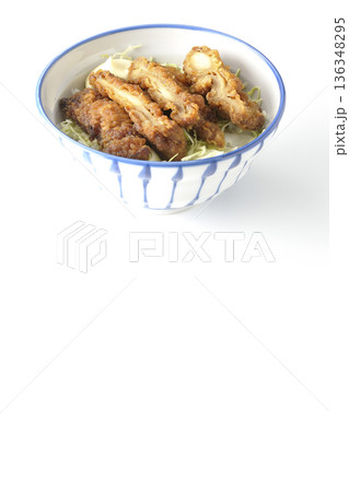 マヨネーズとからあげ丼を白背景で撮影 136348295