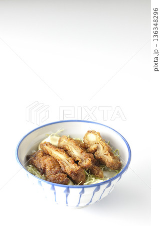 マヨネーズとからあげ丼を白背景で撮影 136348296
