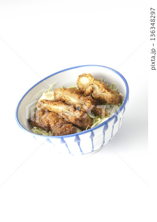 マヨネーズとからあげ丼を白背景で撮影 136348297