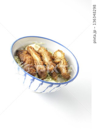 マヨネーズとからあげ丼を白背景で撮影 136348298