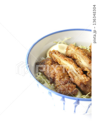 マヨネーズとからあげ丼を白背景で撮影 マヨネーズとからあげ丼を白背景で撮影 136348304