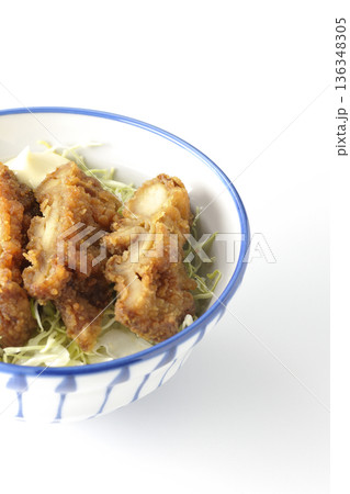 マヨネーズとからあげ丼を白背景で撮影 136348305