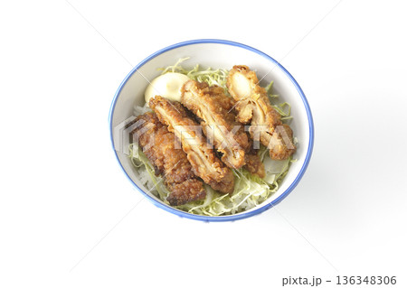 マヨネーズとからあげ丼を白背景で撮影 136348306