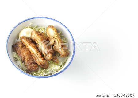マヨネーズとからあげ丼を白背景で撮影 136348307