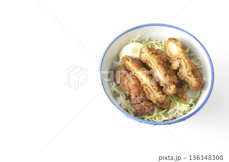マヨネーズとからあげ丼を白背景で撮影 マヨネーズとからあげ丼を白背景で撮影 136348308