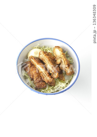 マヨネーズとからあげ丼を白背景で撮影 136348309