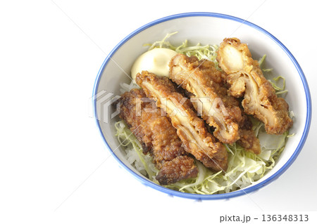 マヨネーズとからあげ丼を白背景で撮影 マヨネーズとからあげ丼を白背景で撮影 136348313