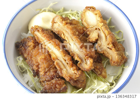 マヨネーズとからあげ丼を白背景で撮影 マヨネーズとからあげ丼を白背景で撮影 136348317