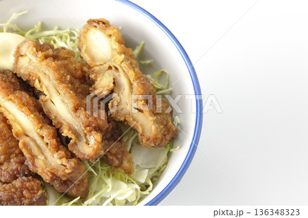 マヨネーズとからあげ丼を白背景で撮影 マヨネーズとからあげ丼を白背景で撮影 136348323