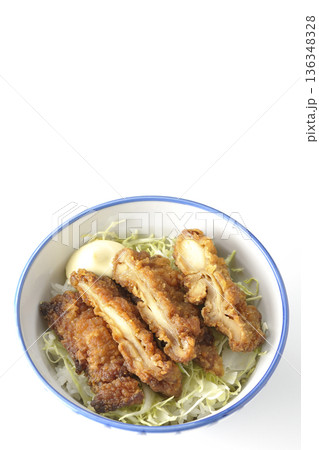 マヨネーズとからあげ丼を白背景で撮影 136348328