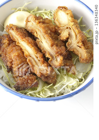 マヨネーズとからあげ丼を白背景で撮影 マヨネーズとからあげ丼を白背景で撮影 136348340