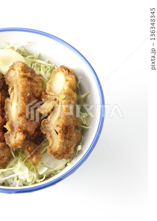 マヨネーズとからあげ丼を白背景で撮影 136348345