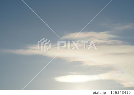 雲の隙間から見える太陽 雲の隙間から見える太陽 136348410