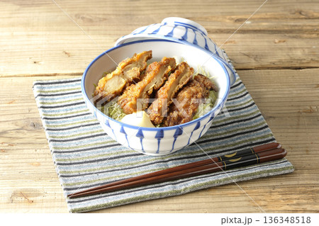 マヨネーズとからあげ丼 136348518