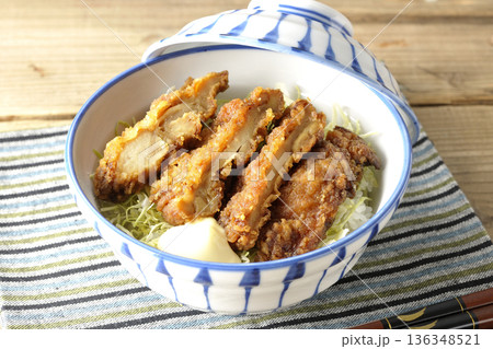 マヨネーズとからあげ丼 136348521