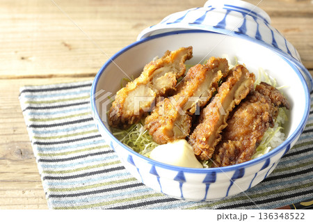 マヨネーズとからあげ丼 136348522