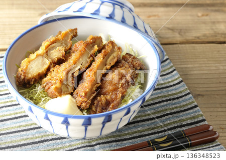 マヨネーズとからあげ丼 マヨネーズとからあげ丼 136348523