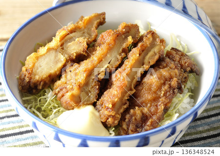マヨネーズとからあげ丼 マヨネーズとからあげ丼 136348524