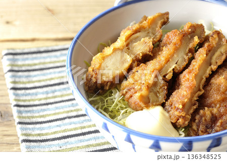 マヨネーズとからあげ丼 136348525