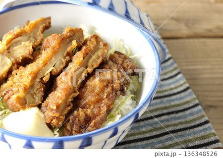 マヨネーズとからあげ丼 136348526