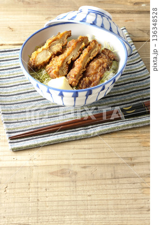 マヨネーズとからあげ丼 136348528