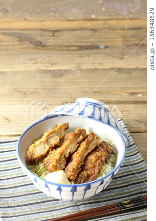 マヨネーズとからあげ丼 136348529