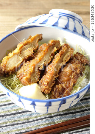 マヨネーズとからあげ丼 マヨネーズとからあげ丼 136348530