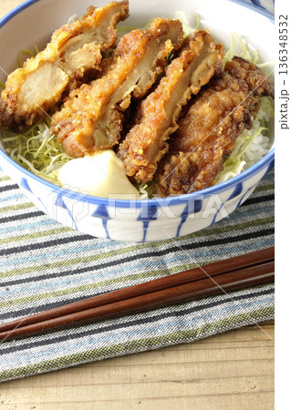 マヨネーズとからあげ丼 136348532