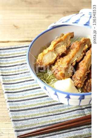 マヨネーズとからあげ丼 マヨネーズとからあげ丼 136348533