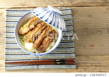 マヨネーズとからあげ丼 マヨネーズとからあげ丼 136348537