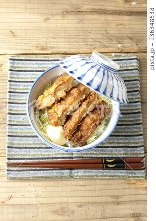 マヨネーズとからあげ丼 136348538