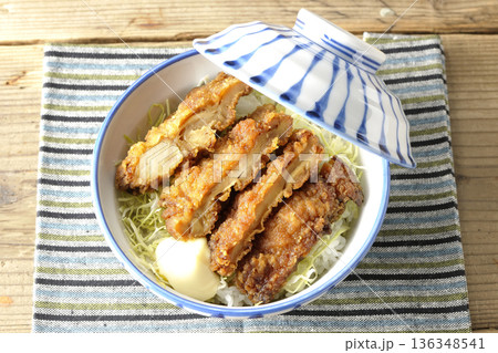 マヨネーズとからあげ丼 マヨネーズとからあげ丼 136348541