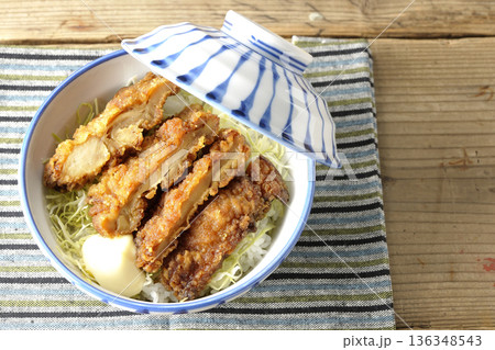 マヨネーズとからあげ丼 136348543