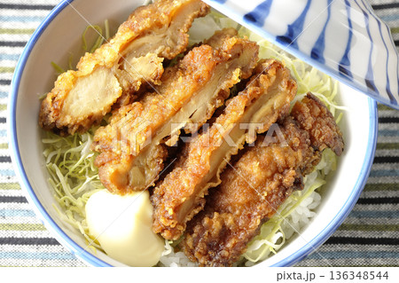 マヨネーズとからあげ丼 136348544