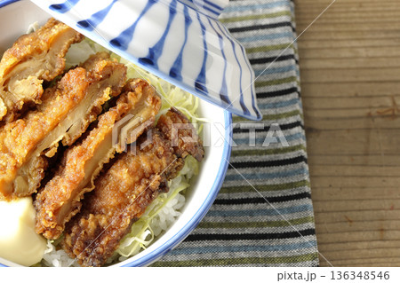 マヨネーズとからあげ丼 136348546