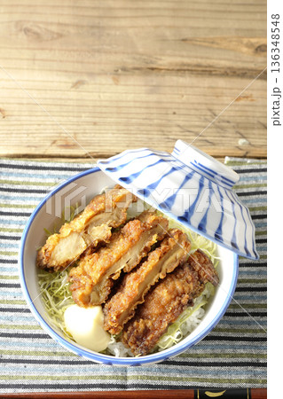 マヨネーズとからあげ丼 136348548