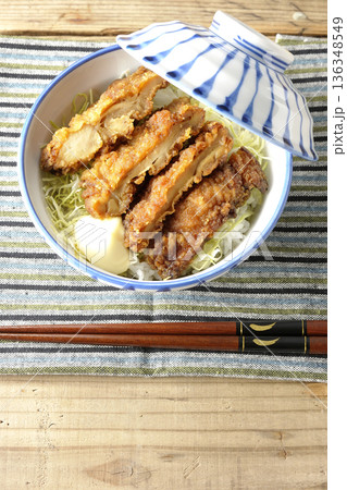 マヨネーズとからあげ丼 マヨネーズとからあげ丼 136348549