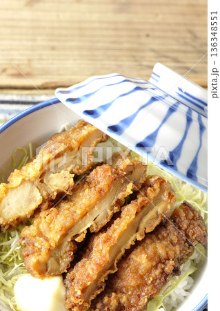 マヨネーズとからあげ丼 136348551