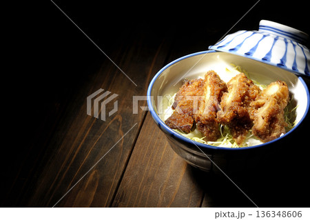 マヨネーズとからあげ丼 マヨネーズとからあげ丼 136348606