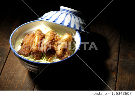 マヨネーズとからあげ丼 136348607
