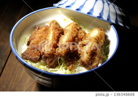 マヨネーズとからあげ丼 マヨネーズとからあげ丼 136348608