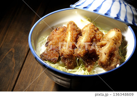 マヨネーズとからあげ丼 136348609