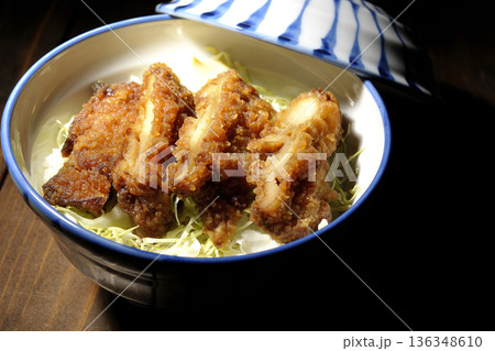 マヨネーズとからあげ丼 136348610