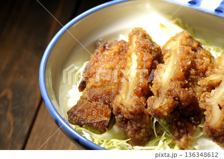 マヨネーズとからあげ丼 136348612