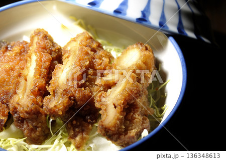 マヨネーズとからあげ丼 136348613