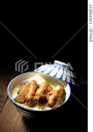マヨネーズとからあげ丼 136348615
