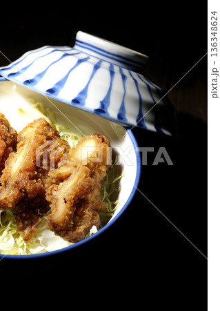 マヨネーズとからあげ丼 136348624