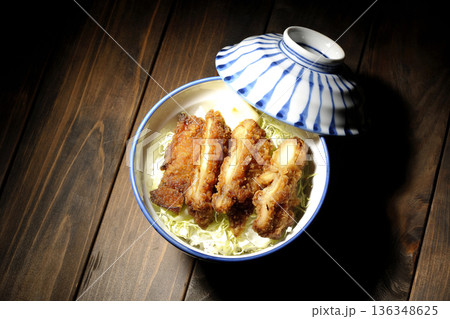 マヨネーズとからあげ丼 マヨネーズとからあげ丼 136348625
