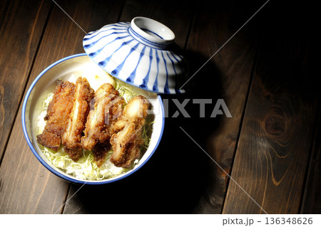 マヨネーズとからあげ丼 マヨネーズとからあげ丼 136348626