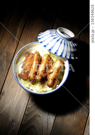 マヨネーズとからあげ丼 136348628